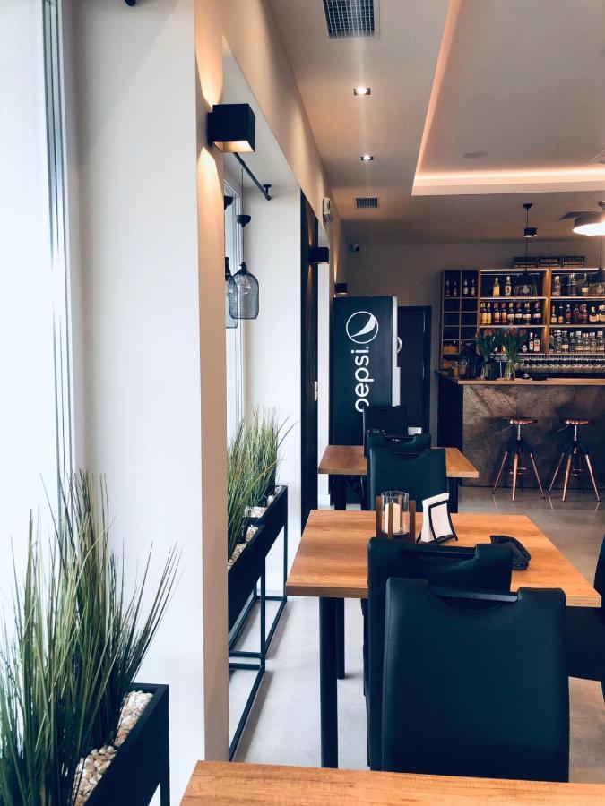 Przystanek Roszkow -Noclegi I Restauracja エクステリア 写真